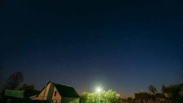 Notte cielo stellato sfondo sopra le case di villaggio. Vista notturna di stelle luminose naturali — Video Stock