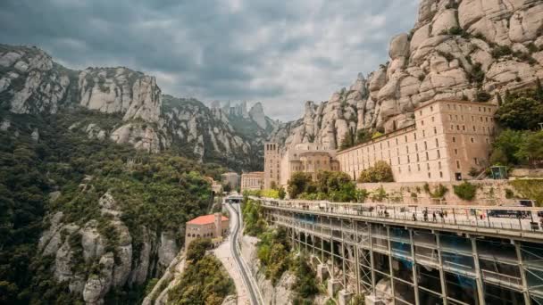 Katalánsko, Španělsko. Santa Maria De Montserrat. Benedictine Abbey In Mountain Of Montserrat, In Monistrol De Montserrat, In Catalonia, Španělsko. Timelapse, Time-lapse — Stock video