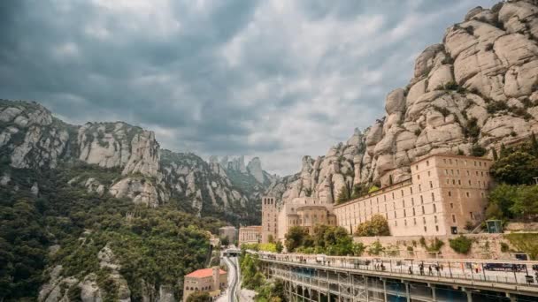 Santa Maria De Montserrat. Abadía benedictina en la montaña de Montserrat, en Monistrol De Montserrat, en Cataluña, España. Timelapse, Time-lapse — Vídeo de stock