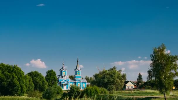 Temps écoulé, Timelapse. Ancienne église orthodoxe de la Nativité de la Vierge Marie au coucher du soleil dans le village Krasnyy Partizan, district de Dobrush, région de Gomel, Biélorussie — Video