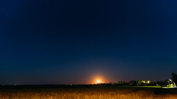 Time Lapse Time-lapse Timelapse Of Moonrise Above Belarusian Village в Восточной Европе. Белорусский дом в деревне или в сельской местности Беларуси в летнюю звездную ночь — стоковое видео
