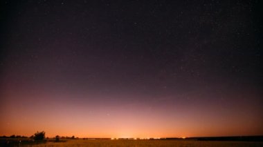Doğal Gece Yıldızlı Gökyüzü Yaz Çayırı Çayırı 'nın Üzerinde. Parlayan Yıldızlar ve Günbatımı Işıkları Manzaranın Üzerinde.