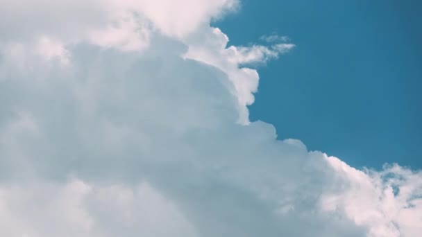 Time-lapse of Bright Blue Sky met witte pluizige wolken. Bewolkte lucht. Blauw zonnig wolkenlandschap — Stockvideo