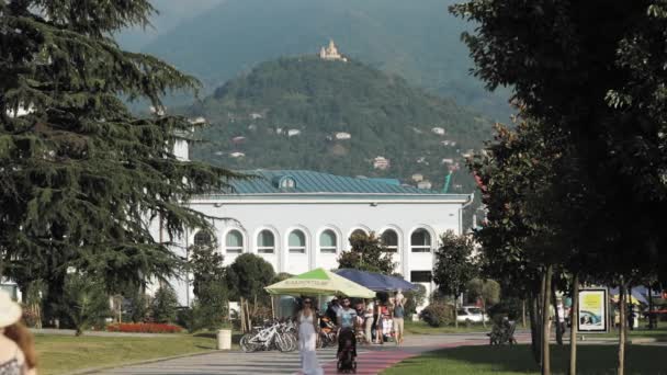 Batumi, Adjara, Georgien - 10 september 2017: Människor går nära marinstationen eller maritima stationshuset på soliga sommardagen — Stockvideo