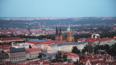Prag, Çek Cumhuriyeti. Prag Akşam Şehri manzarası. Castle, St. Vitus Katedrali. Üst Manzara Daha Küçük Şehir, Prag Şatosu ve St. Nicholas Kilisesi 'ne