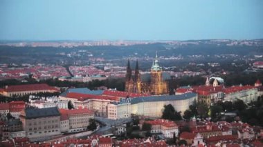 Prag, Çek Cumhuriyeti. Prag Akşam Şehri manzarası. Castle, St. Vitus Katedrali. Üst Manzara Daha Küçük Şehir, Prag Şatosu ve St. Nicholas Kilisesi 'ne
