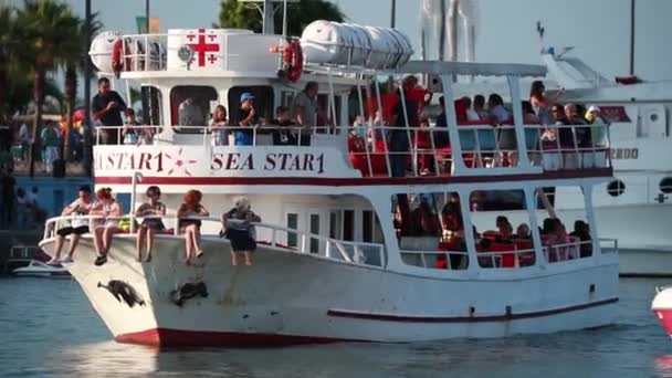 Batumi, Adjara, Gruzie - Září 10, 2017: Malá loď potěšení Turistický člun plovoucí z přístavu pro plavbu poblíž pobřeží v slunném letním večeru — Stock video