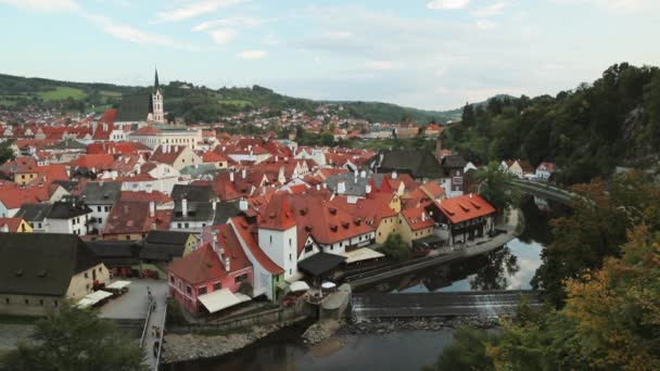 Cesky Krumlov, Tsjechië. St. Vituskerk en stadsgezicht op zonnige herfstdag. UNESCO Werelderfgoed — Stockvideo