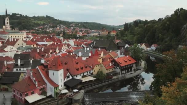 Cesky Krumlov，捷克共和国。圣维图斯教堂和阳光秋日的城市景观。教科文组织世界遗产场址 — 图库视频影像