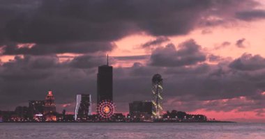 Batumi, Adjara, Georgia. Gece veya Akşam Işıkları Deniz Gezisi 'nde Modern Mimarlık Gökdelenlerle Aydınlanmış Şehir Merkezi.