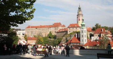 Cesky Krumlov, Çek Cumhuriyeti - 26 Eylül 2017: Gözlem Platformu 'ndan Şehir Turistleri. Güneşli Sonbahar Günü Şehir Manzarası