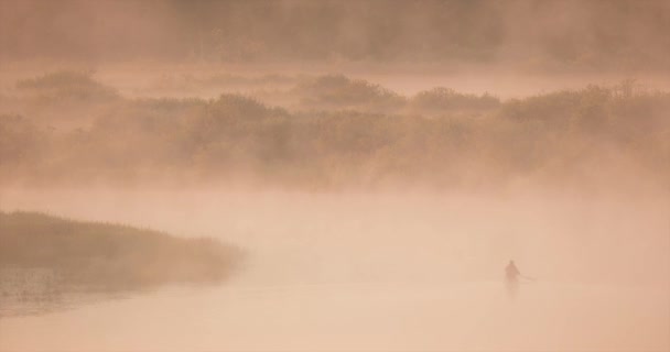 Calm Lake Rivier Mens Vissen Van Oude Houten Roeien Vissersboot — Stockvideo