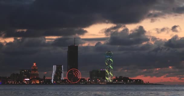 Batumi, Adjara, Georgia állam. Modern építészet a tengerparti sétányon éjjel vagy este megvilágított fények, megvilágított Resort Város Városkép felhőkarcolókkal. — Stock videók
