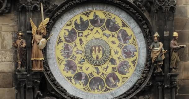 Praag astronomische klok, of Praag Orloj is een middeleeuwse klok gelegen in Praag, de hoofdstad van de Tsjechische Republiek — Stockvideo