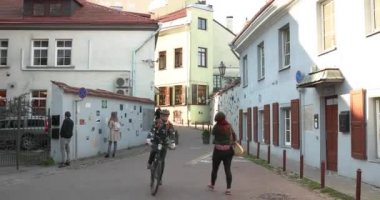 Vilnius, Litvanya - 29 Eylül 2017: Literatu Caddesi yakınlarında yürüyen insanlar - Litvanya 'nın Vilnius kentindeki en eski sokaklardan biri. Wall Literary Works of Art. Literatu Sokağı Duvarı