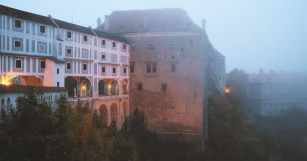 Cesky Krumlov, República Checa. Castillo en niebla brumosa en otoño Mrning. Patrimonio de la Humanidad UNESCO — Vídeo de stock