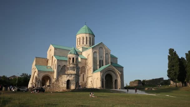 Kutaisi, Georgien. Gamla murar i Bagratis katedral. Unescos världsarvslista. Berömt landmärke, mästerverk av den medeltida georgiska arkitekturen — Stockvideo