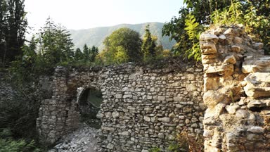 Zeda-gordi, Georgia. 18 Yüzyılın Prensleri Sarayı 'nın kalıntıları Dadiani Park' ta, Okatse Kanyonu 'nda gün batımında ya da gün doğumunda. Güneş, Güneş, Güneş, Güneş, Güneş, Ağaçların Arasında.