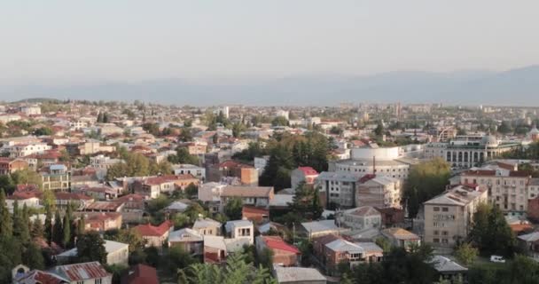 Kutaisi, Γεωργία. Cityscape το φθινόπωρο το βράδυ — Αρχείο Βίντεο