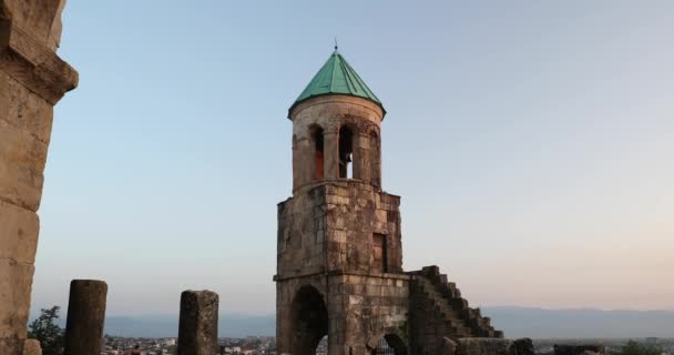 Kutaisi, Georgia. Stare mury katedry Bagrati. Lista światowego dziedzictwa UNESCO. Słynny zabytek, arcydzieło średniowiecznej architektury gruzińskiej — Wideo stockowe