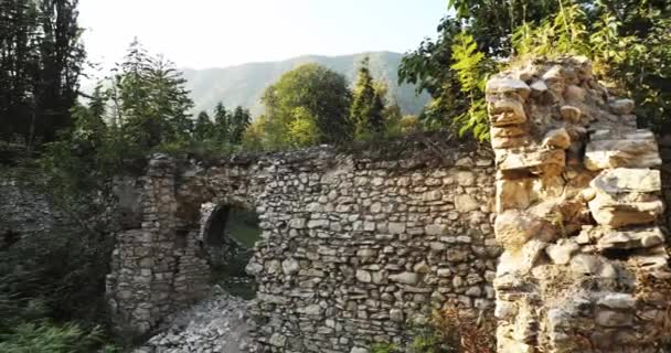 Zeda-gordi, Georgia. Resti Del Palazzo Dei Principi Del 18 Secolo Nel Parco Dadiani Nel Canyon Okatse Al Tramonto O All'alba. Sole sole con luce solare naturale e raggi di sole attraverso gli alberi — Video Stock