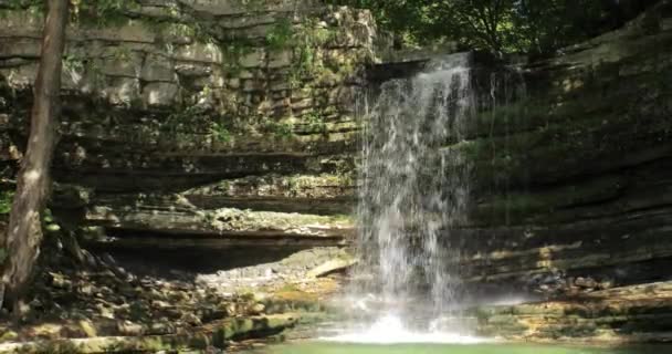 Wasserfall im Okatse Fluss. Naturdenkmal im Bezirk Khoni in der Nähe von Kutaisi, Imereti Region, Georgien. Wahrzeichen an sonnigem Sommertag. — Stockvideo