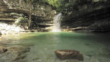 Okatse Nehri 'nde Şelale. Gürcistan 'ın Imereti Bölgesi, Kutaisi yakınlarındaki Khoni Bölgesi Doğal Anıtı. Güneşli Yaz Gününde Simge.