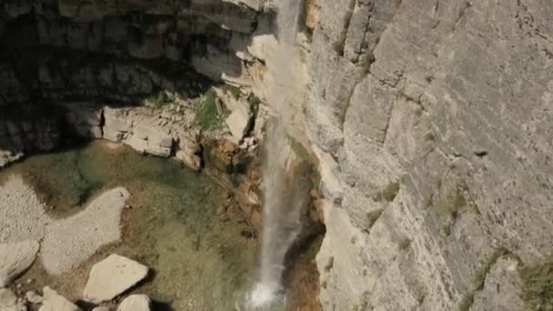 Kinchkha Wasserfall, Kinchkhaferdi Road, Kinchkhaperdi. Okatse - Kinchkha Wasserfall Naturdenkmal in der Nähe von Kutaisi in der Region Imereti in Georgien. Berühmtes Naturdenkmal an sonnigen Sommertagen — Stockvideo