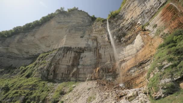 Kinchkha Waterfall, Kinchkhaferdi Road, Kinchkhaperdi. Okatse - Kinchkha Vodopád Přírodní památka Poblíž Kutaisi V oblasti Imereti v Gruzii. Slavná přírodní památka ve slunečném letním dni — Stock video