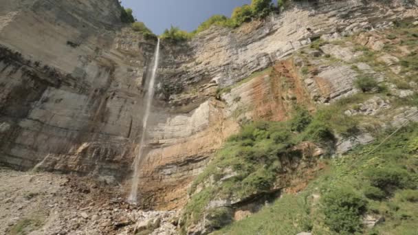 Kinchkha Wasserfall, Kinchkhaferdi Road, Kinchkhaperdi. Okatse - Kinchkha Wasserfall Naturdenkmal in der Nähe von Kutaisi in der Region Imereti in Georgien. Berühmtes Naturdenkmal an sonnigen Sommertagen — Stockvideo