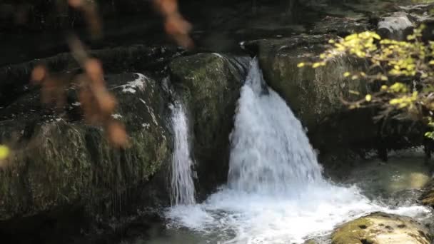 Wasserfälle im Martvili Canyon, Georgien. Landschaft Abasha River. Naturdenkmal befindet sich im Dorf Inchkhuri — Stockvideo