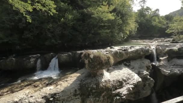 Martvili Kanyonu, Georgia 'daki şelaleler. Peyzaj Abasha Nehri. Doğal Anıt Inchkhuri köyünde yer almaktadır. — Stok video