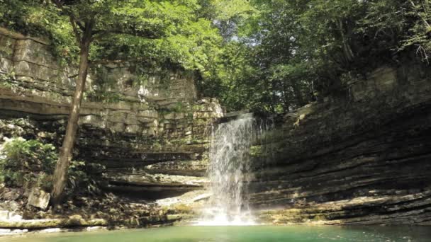 Cascada en el río Okatse. Monumento natural en el distrito de Khoni Cerca de Kutaisi, región de Imereti, Georgia. Monumento en el soleado día de verano . — Vídeo de stock