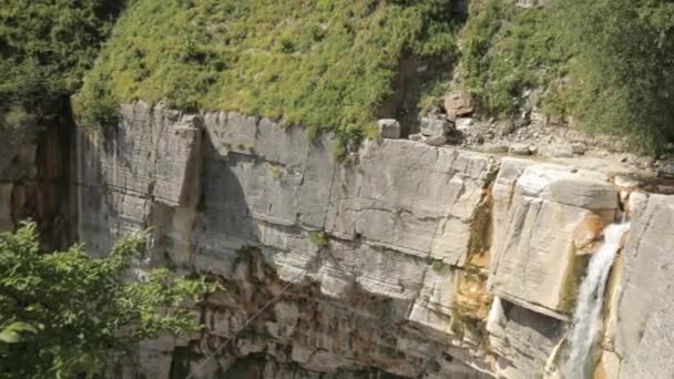 Cascada de Kinchkha, Kinchkhaferdi Road, Kinchkhaperdi. Okatse - Kinchkha Cascada Monumento Natural Cerca de Kutaisi En la región de Imereti en Georgia. Monumento natural famoso en el soleado día de verano — Vídeos de Stock