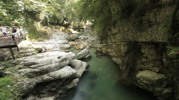 Martvili Canyon, Georgia - September 14, 2017: Turisták Emberek Látogató Martvili Canyon. Természeti emlék található a falu Inchkhuri — Stock videók