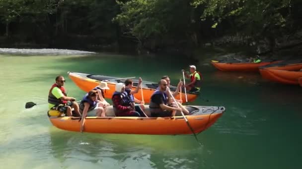 Cañón Martvili, Georgia - 14 de septiembre de 2017: Turistas Rafting en botes de goma durante su visita al Monumento Natural y al Cañón Martvili. Monumento natural se encuentra en la aldea Inchkhuri — Vídeos de Stock