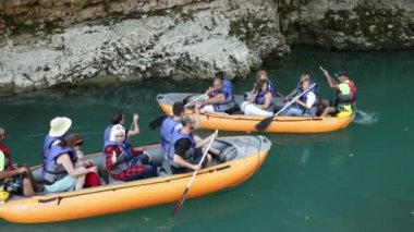 Martvili Kanyonu, Gürcistan - 14 Eylül 2017: Turistler Doğal Anıt ve Tarihi Martvili Kanyonu 'nda Kauçuk Teknelerle Rafting yapıyorlar. Doğal Anıt Inchkhuri köyünde yer almaktadır.