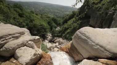 Kinchkha Şelalesi, Kinchkhaferdi Yolu, Kinchkhaperdi. Okatse - Kinchkha Şelalesi Doğal Anıtı Gürcistan 'ın Imereti Bölgesi' nde Kutaisi yakınlarında. Güneşli Yaz Gününde Ünlü Doğal Kent Simgesi