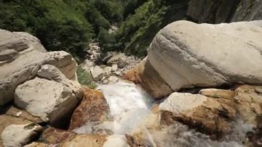 Kinchkha Şelalesi, Kinchkhaferdi Yolu, Kinchkhaperdi. Okatse - Kinchkha Şelalesi Doğal Anıtı Gürcistan 'ın Imereti Bölgesi' nde Kutaisi yakınlarında. Güneşli Yaz Gününde Ünlü Doğal Kent Simgesi