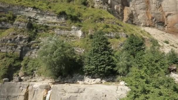 Kinchkha Waterfall, Kinchkhaferdi Road, Kinchkhaperdi. Okatse - Kinchkha Waterfall Natural Monument Near Kutaisi In Imereti Region In Georgia. Famoso marco natural no dia ensolarado de verão — Vídeo de Stock