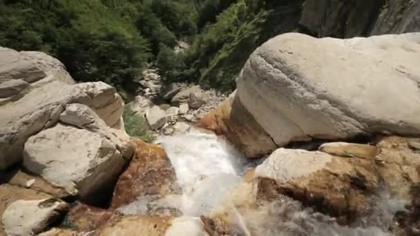 Kinchkha Wasserfall, Kinchkhaferdi Road, Kinchkhaperdi. Okatse - Kinchkha Wasserfall Naturdenkmal in der Nähe von Kutaisi in der Region Imereti in Georgien. Berühmtes Naturdenkmal an sonnigen Sommertagen — Stockvideo