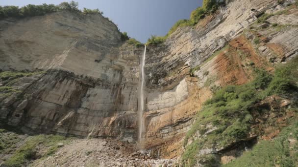 Kinchkha Waterfall，Kinchkhaferdi Road，Kinchkhaperdi 。格鲁吉亚Imereti地区Kutaisi附近的Okatse-Kinchkha瀑布自然纪念碑。阳光明媚的夏日里著名的自然地标 — 图库视频影像