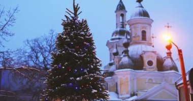 Parnu, Estonya. Noel Ağacı Tatil Yılbaşı Aydınlanması ve Aziz Katherine Ortodoks Kilisesi