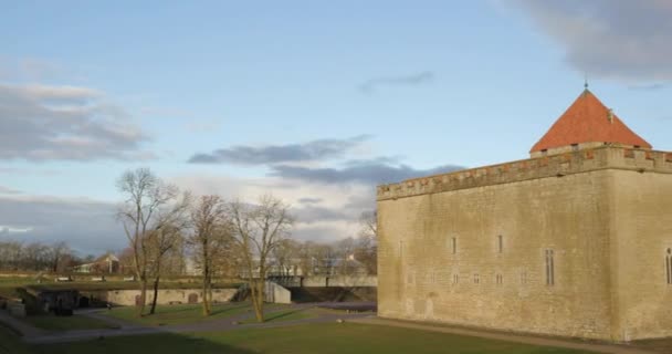 Kuressaare, Insel Saaremaa, Estland. Bischofsschloss bei Sonnenuntergang. Traditionelle mittelalterliche Architektur, berühmte Sehenswürdigkeit — Stockvideo