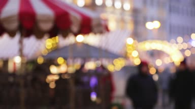 Night City Boke Lights. Şenlikli Aydınlanma, Bulanık Bokeh Arka plan Etkisi Kış Gecesinde Geleneksel Noel Ticaret Evleri Şenlikli Aydınlatma