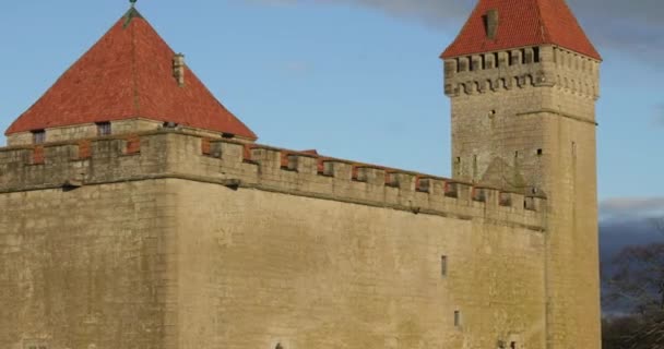 Kuressaare, eiland Saaremaa, Estland. Episcopaal kasteel bij zonsondergang. Traditionele middeleeuwse architectuur, beroemde bezienswaardigheid Bezienswaardigheid — Stockvideo