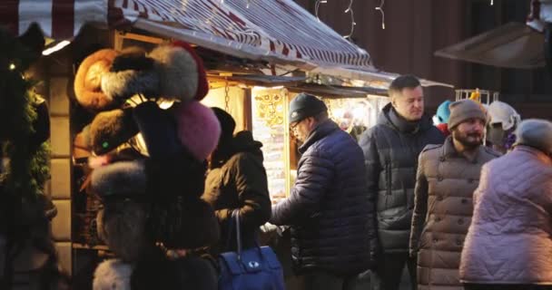 Ρίγα, Λετονία - 18 Δεκεμβρίου 2017: Οι άνθρωποι ψωνίζουν στην παραδοσιακή χριστουγεννιάτικη αγορά στην πλατεία Dome. Εμπόριο σπίτια το χειμώνα βράδυ — Αρχείο Βίντεο