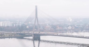 Riga, Letonya. Şehrin en iyi manzarası. Vansu Köprüsü ve Riga Kubbesi Katedrali Sisli Yağmurlu Kış Günü