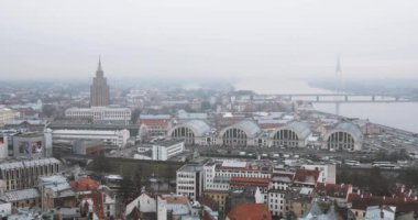 Riga, Letonya. Sisli Yağmurlu Gün 'de Top View City. Letonya Bilim Akademisi, Moskova Stalin Gökdelenleri Modeli, Uluslararası Otobüs İstasyonu Teknik Direktörü ve Merkez Pazarı üzerine kuruldu..