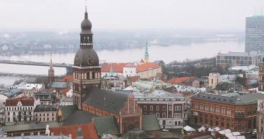 Riga, Letonya. Şehir manzarası ve ünlü şehir simgesi Riga Kubbesi Katedrali Sisli Yağmurlu Kış Günü